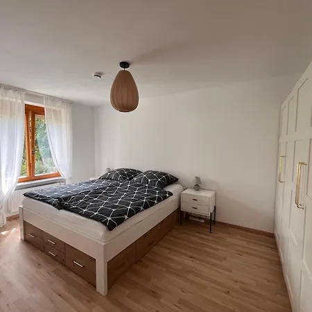 Ruhige, Zentrale Gartenwohnung Mit Tiefgarage Apartamento *
