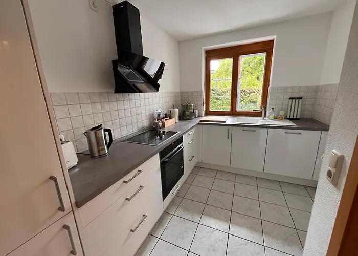 Ruhige, Zentrale Gartenwohnung Mit Tiefgarage *